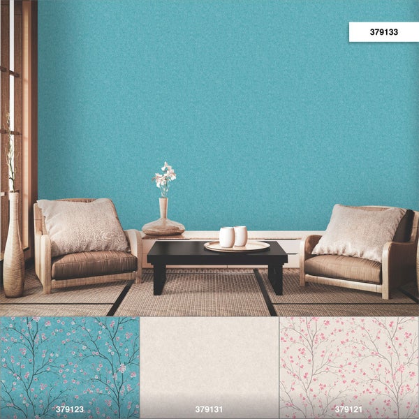 Helles Wohnzimmer im japanischen Stil mit Sofa, Couchtisch und Zimmerpflanzen