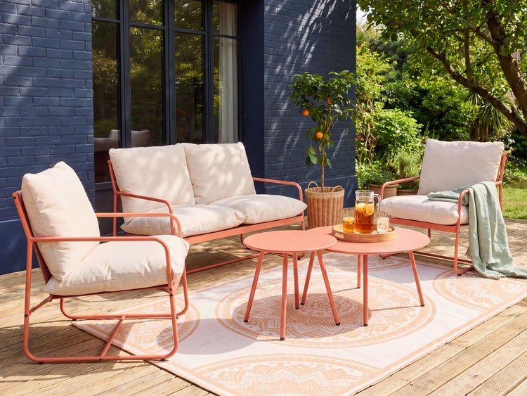 Modernes Garten-Lounge-Set aus Metall mit Polstern, bestehend aus Sofa, zwei Sesseln und zwei runden Tischen auf einer Holzterrasse.