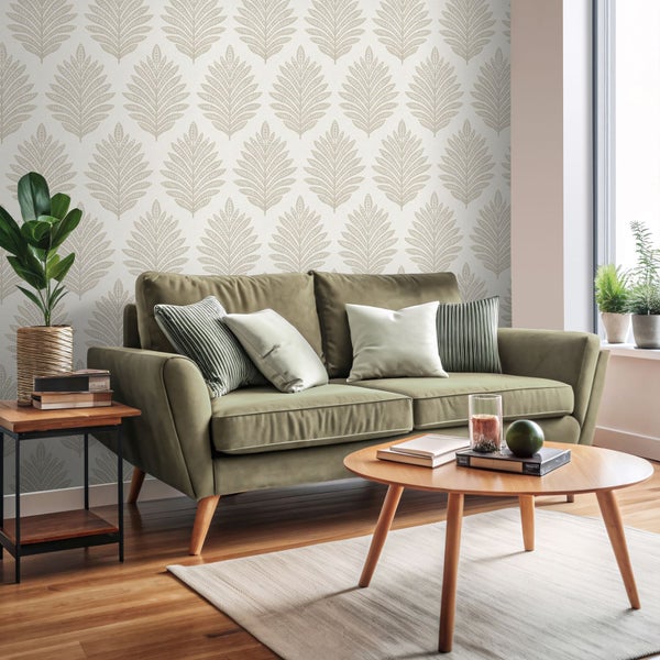 Wohnzimmer mit grünem Sofa, Holztischen und Tapete mit Blattmuster