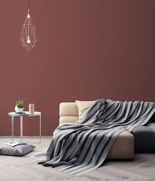 Wohnzimmer mit Sofa, Decke, Beistelltisch und Lampe