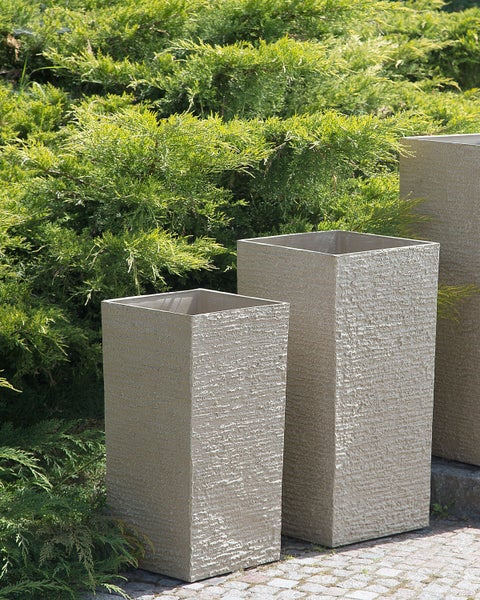 Abmessungen eines Pflanzgefäßes: 30 cm x 30 cm (oben), 28 cm x 28 cm (unten), 60 cm (Höhe)