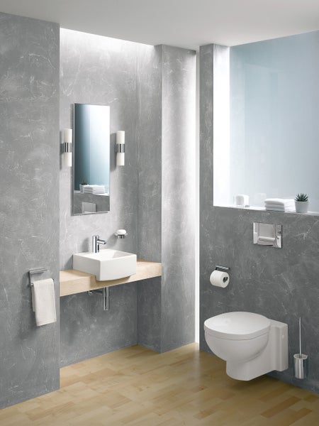 Modernes Badezimmer mit Waschbecken auf Holzkonsole, wandhängendem WC und grauen Wänden in Betonoptik.