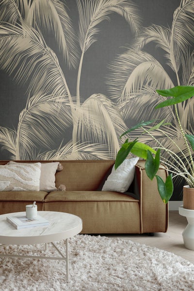 Wohnzimmer mit gemusterter Tapete, Sofa, Teppich und Beistelltisch