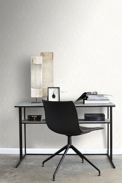 Szene mit Schreibtisch, Stuhl und dekorativer Wandtapete für ein Arbeitszimmer