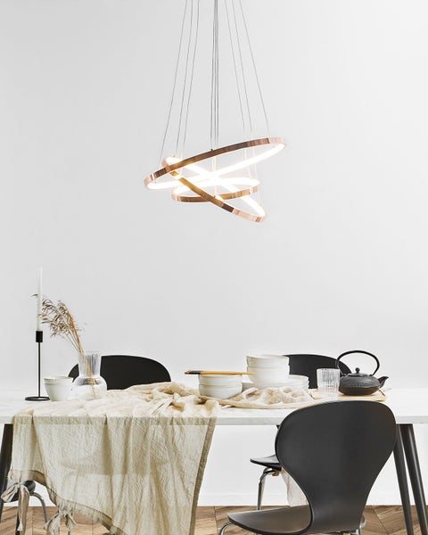 Dekorative LED-Hängeleuchte mit drei kreisförmigen Elementen und filigranen Drahtseilen.