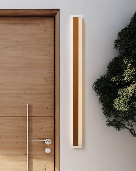 Moderne Hausfassade mit Holztür und länglicher Wandleuchte