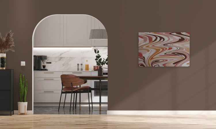 Moderne Wohnküche mit Bogen-Durchgang, hellen Schränken, Marmor-Rückwand und Holztisch. Wandbild mit abstrakten Linien an der braunen Wand.