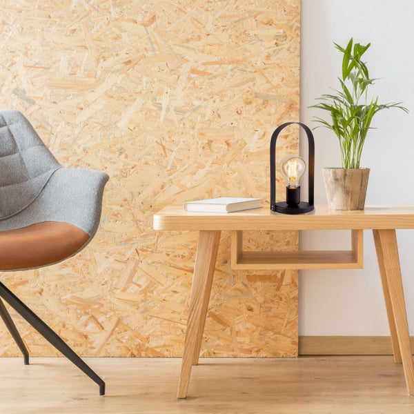 Szene mit einem Schreibtisch, einer Lampe, einer Zimmerpflanze, einem Buch und einem Stuhl