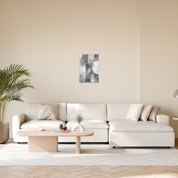 Wohnzimmer mit Sofa, Tisch und Dekoration, an der Wand hängt ein Bild mit einer abstrakten Darstellung