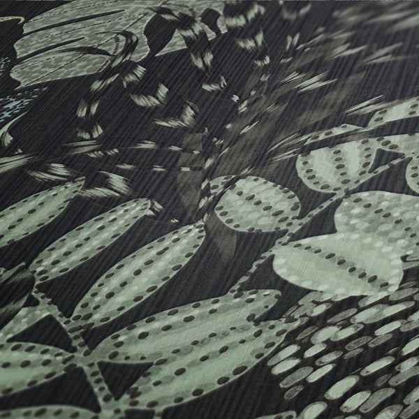 Dekoratives Wohnzimmer mit einer gemusterten Tapete mit tropischen Blättern