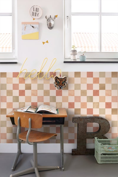 Kinderzimmer mit Schreibtisch, Stuhl und Schachbrettmuster-Tapete