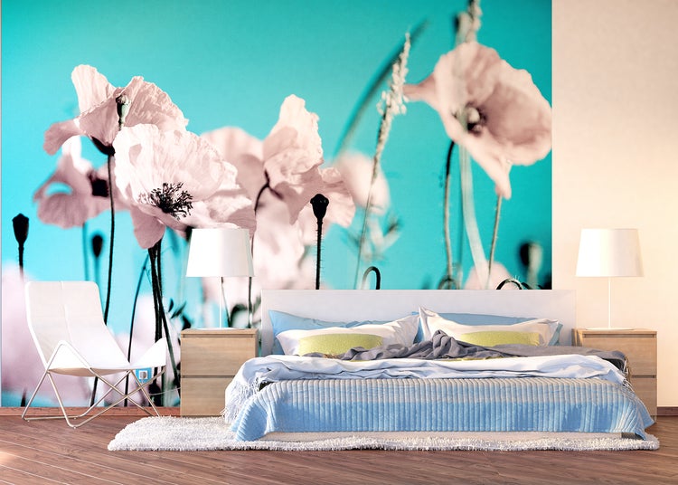 Schlafzimmer mit Mohnblumen-Tapete, Bett, Nachttischen und Stuhl