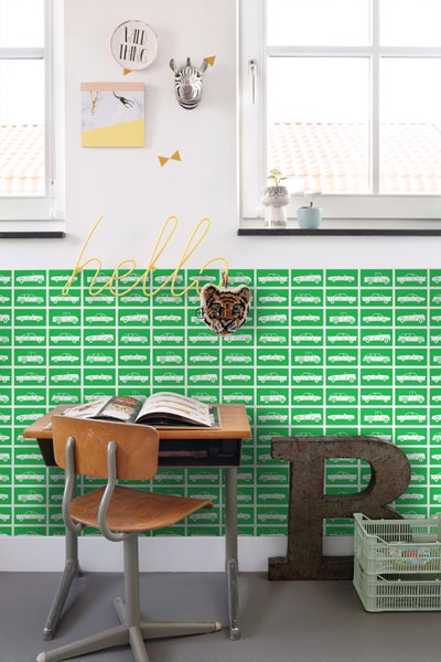 Kinderzimmer mit Schreibtisch, Stuhl und grüner Tapete mit Automotiv