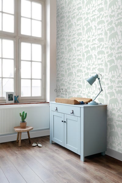 Dekoratives Kinderzimmer mit Tiermuster-Tapete, Kommode und Fenster