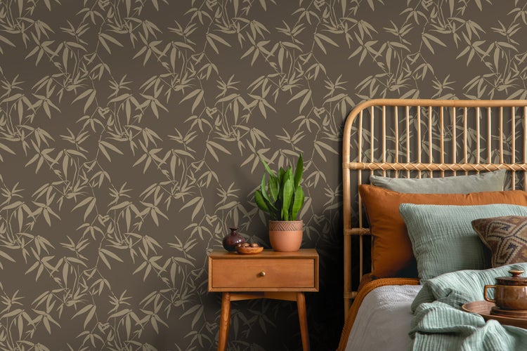 Schlafzimmer mit Bambus Tapete, Bett und Nachttisch