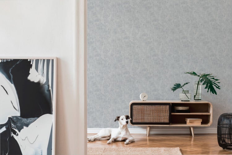 Wohnzimmer mit Sofa, Couchtisch, Stehlampe und Teppich