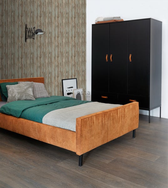 Schlafzimmer mit Bett, Kleiderschrank und Holztapete