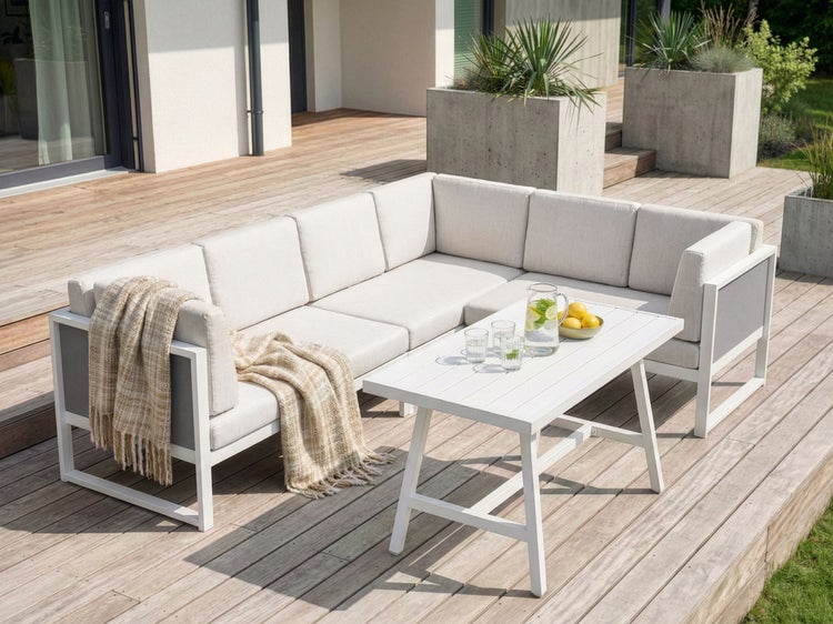 Gartenlounge-Set mit Ecksofa und Tisch auf einer Holzterrasse
