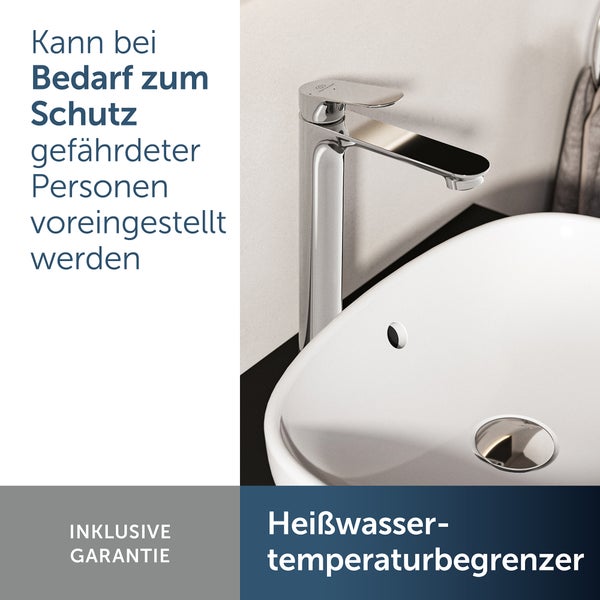 Moderne Waschbeckenarmatur mit Heißwassertemperaturbegrenzer an einem weißen Waschbecken im Badezimmer
