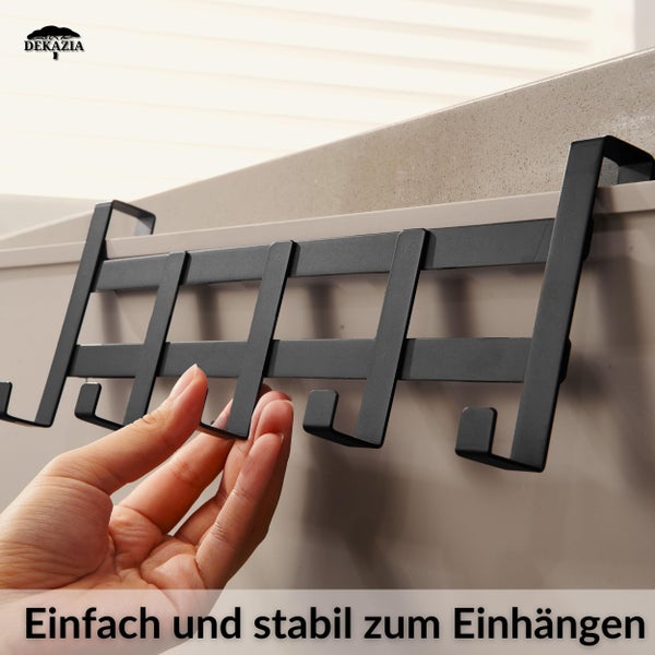DEKAZIA Logo. Eine schwarze Hakenleiste aus Metall zum einfachen und stabilen Einhängen an Türen oder Schranktüren.
