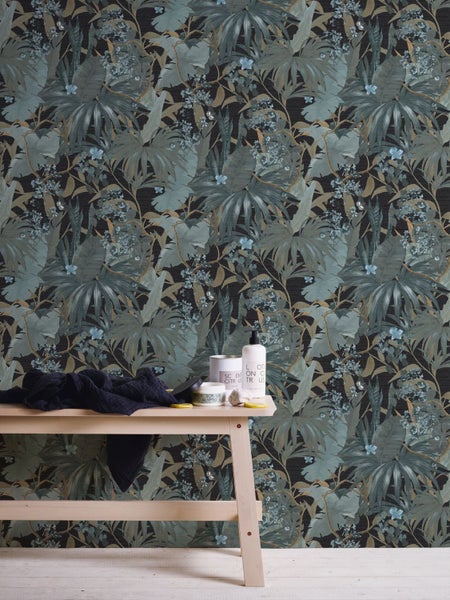 Modernes Badezimmer mit Dusche, Badewanne und Zimmerpflanze