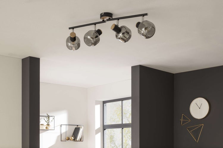 Deckenleuchte mit vier Strahlern im modernen Wohnzimmer