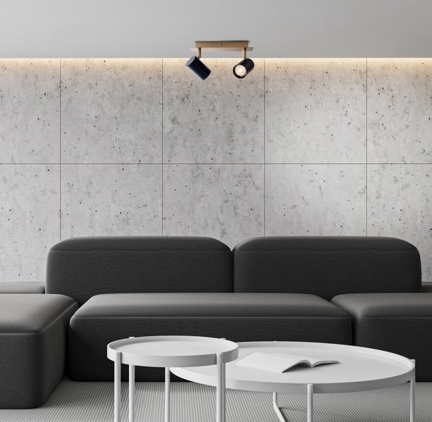 Wohnzimmer mit Sofa, Tisch und Deckenleuchte