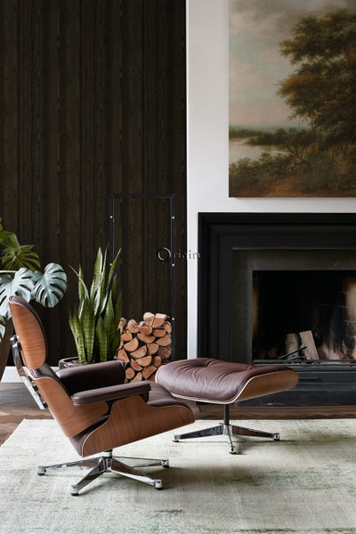 Wohnzimmer mit Sessel und Kamin