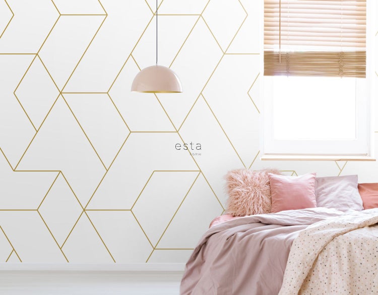 Schlafzimmer mit geometrischer Tapete, Bett und Hängelampe