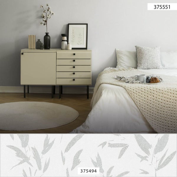 Schlafzimmer mit Bett, Kommode und dekorativen Elementen für eine gemütliche Atmosphäre.