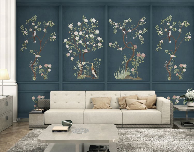 Wohnzimmer mit Sofa, Couchtisch und Wandbild mit Vogel- und Pflanzenmotiven