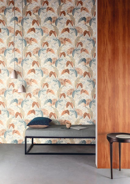 Funkien im Gartenbeet mit großen Blättern