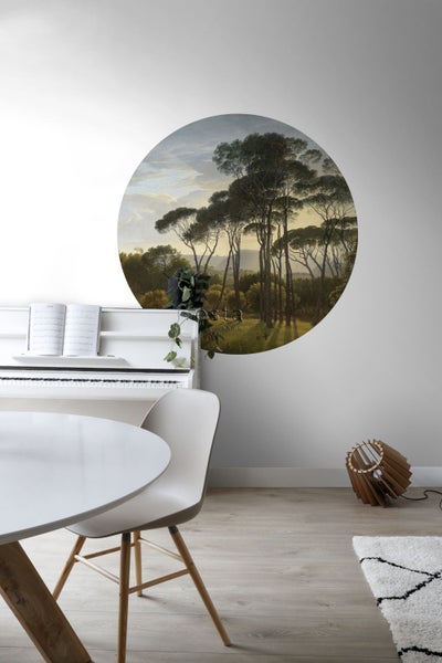 Wohnzimmer mit Wandtattoo, das eine Landschaft mit Bäumen zeigt, Klavier und Esstisch.