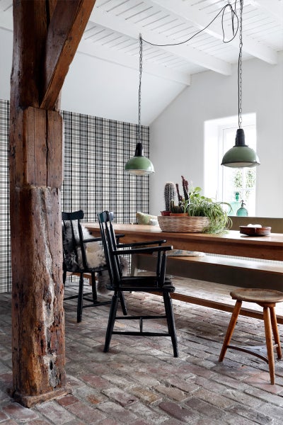 Wohnzimmer mit karierter Tapete, Sofa und Pflanzen