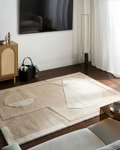 Dekoratives Wohnzimmer mit Sessel, Tisch und gemustertem Teppich