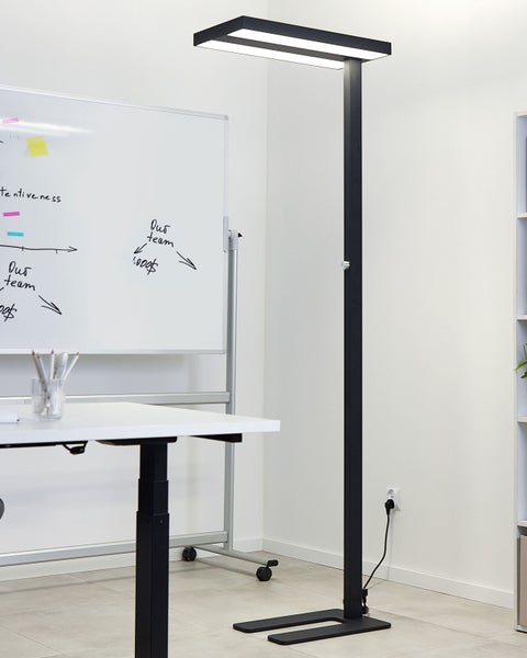 Büro mit Stehlampe, Schreibtisch und Whiteboard