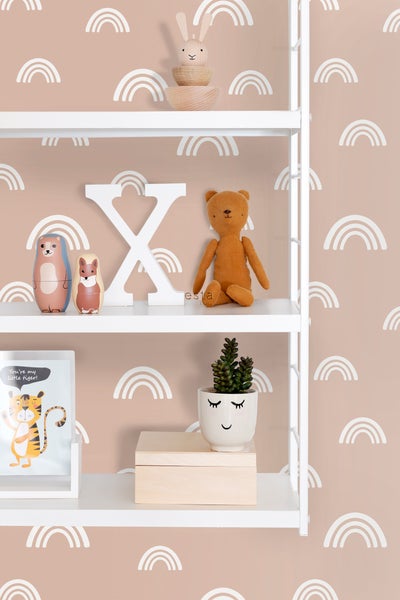 Regal mit Holzspielzeug, Stofftier und Dekoration