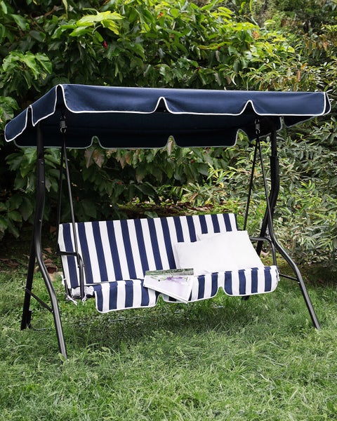 Gartenschaukel mit gestreiftem Bezug und Sonnenschutz