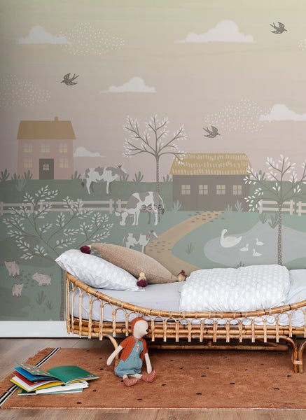 Dekoratives Kinderzimmer mit Wandbild, Bett, Teppich und Spielzeugpuppe.