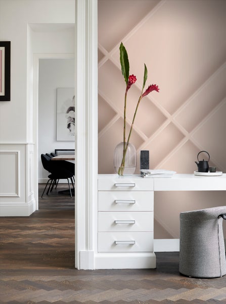 Büroszene mit Schreibtisch, Stuhl und geometrischer Wandtapete