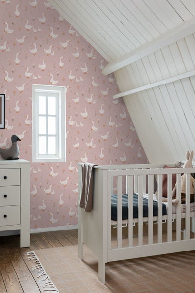 Kinderzimmer mit Gänsedekor Tapete, Kinderbett und Kommode