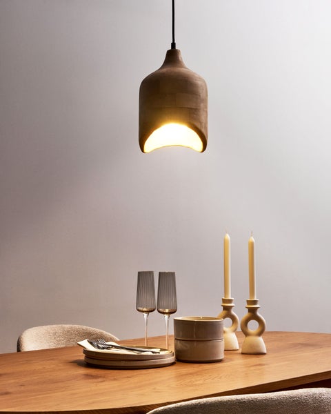 Flickenteppich aus Kuhfell mit quadratischen Mustern