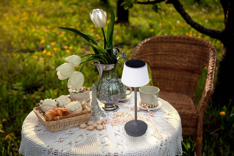 LED Leuchte EMMI für Außen und Innen, Tischlampe aus Metall und Kunststoff , mit fest verbauten LEDs, LED Tischlampe für Balkon, Terrasse, Garten, Wohnzimmer, Wintergarten, ca. 38 cm hoch