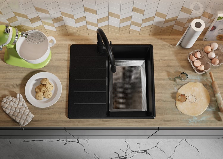 Küchenszene mit Spüle, Armatur und Backutensilien auf einer Arbeitsfläche.