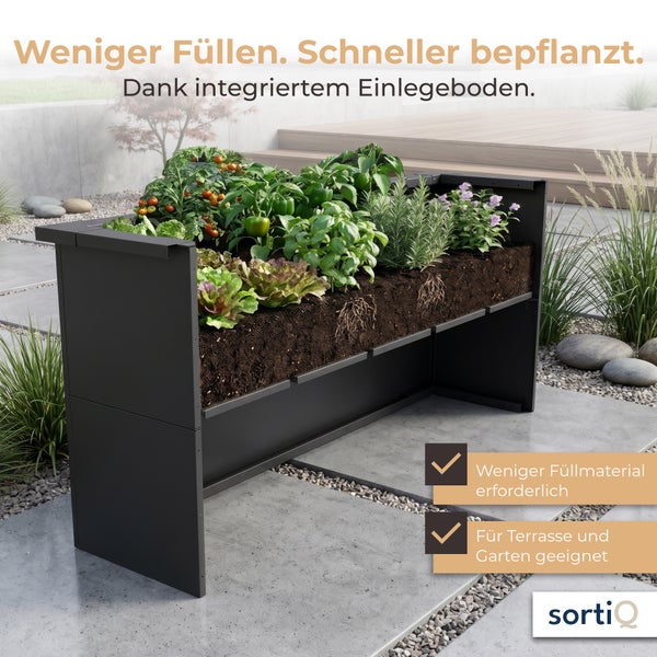 Hochbeet aus Metall mit Einlegeboden für weniger Füllmaterial, bepflanzt mit Gemüse und Kräutern auf einer Terrasse. sortiQ Logo.