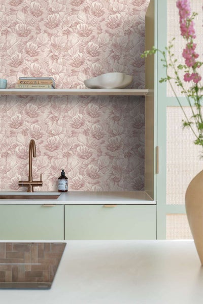 Küchenrückwand mit florale Tapete mit Blumenmuster hinter einer Küchenzeile mit Spüle und Regal.