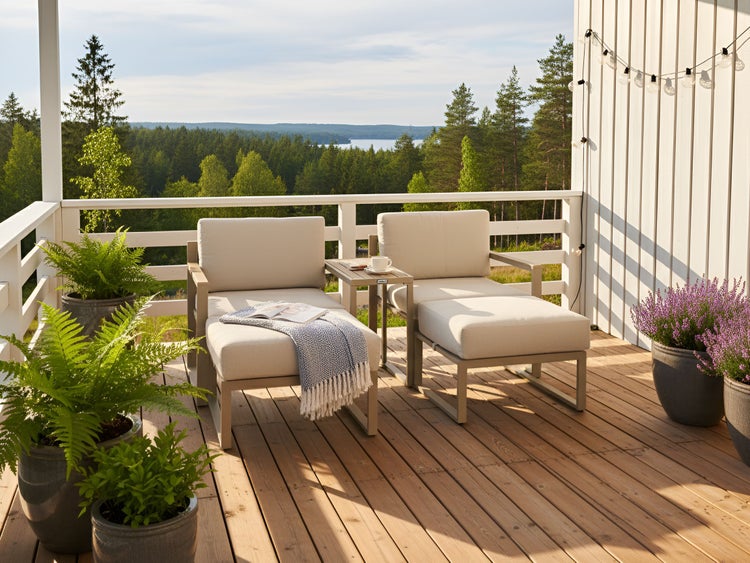 Terrasse mit Loungemöbeln und Blick in die Natur