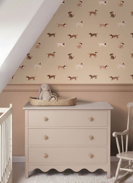 Kinderzimmer mit Kommode, Spielzeug und Tapete mit Hundemotiv