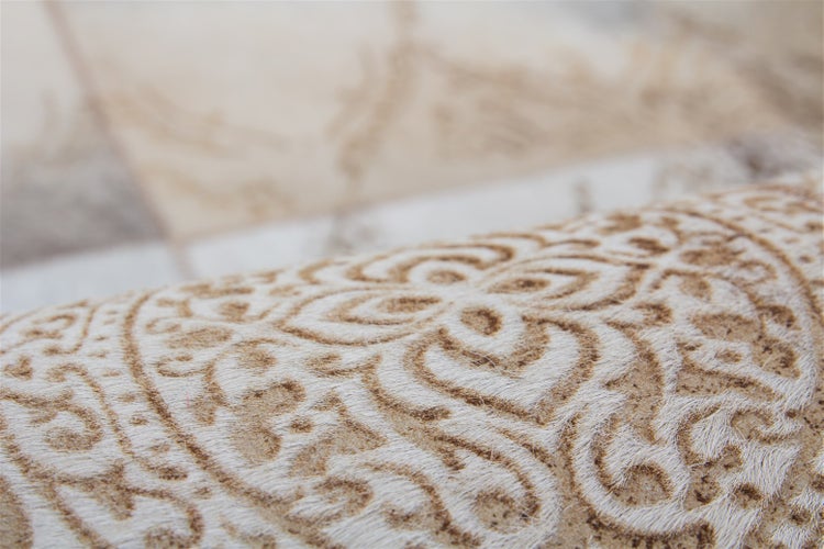 Nahaufnahme eines Teppichs mit einem ornamentalen Muster und einer weichen Oberfläche.