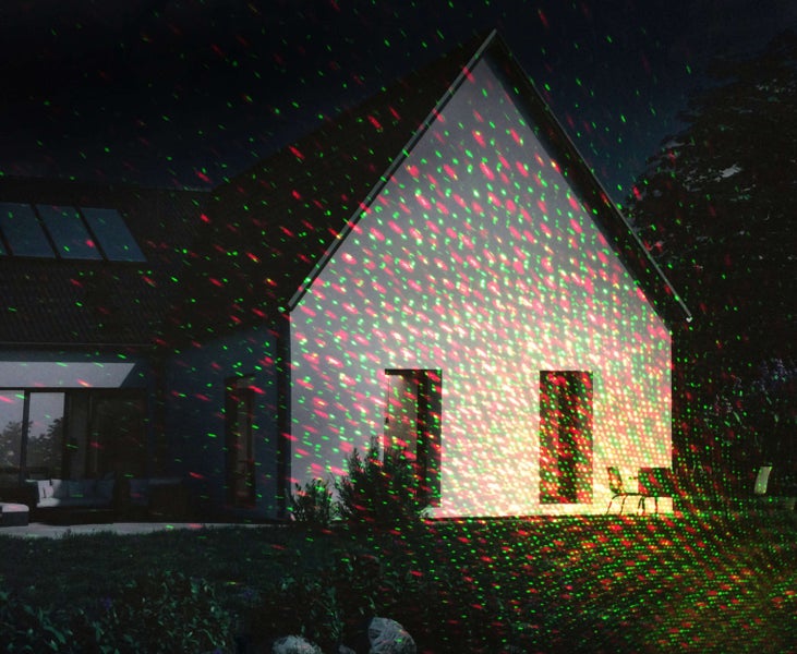 Hausfassade mit dekorativer Beleuchtung durch einen Lichtprojektor
